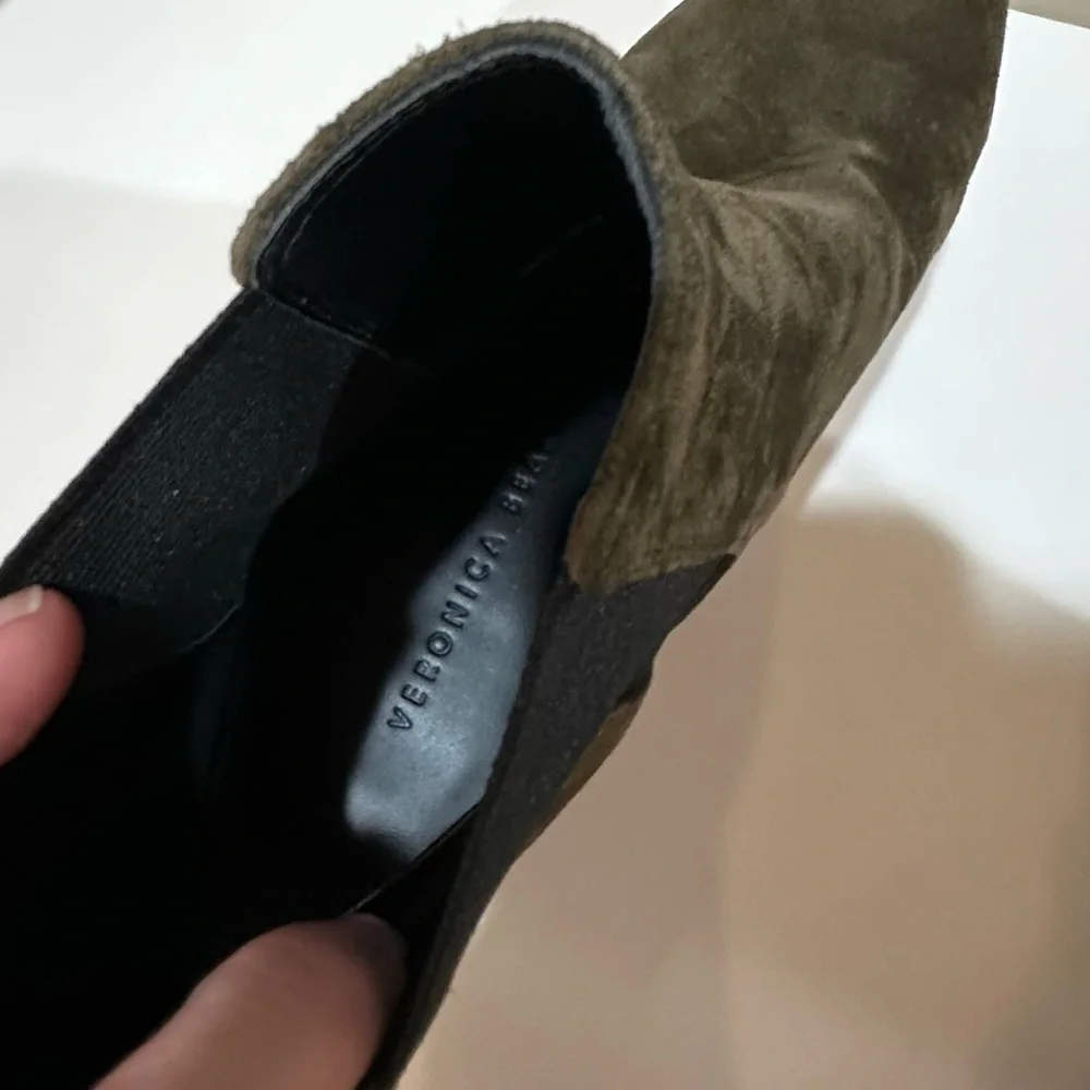VERONICA BEARD “Baxter” Suede Boots Booties in Olive Khaki Women’s Size 8